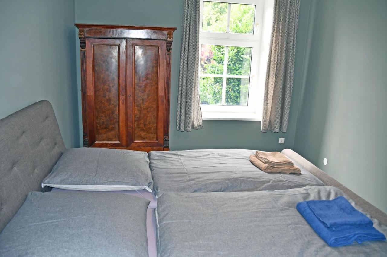 Ferienwohnungen Im Gutshaus Gnies ภายนอก รูปภาพ