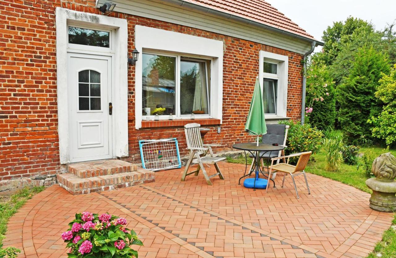 Ferienwohnungen Im Gutshaus Gnies ภายนอก รูปภาพ