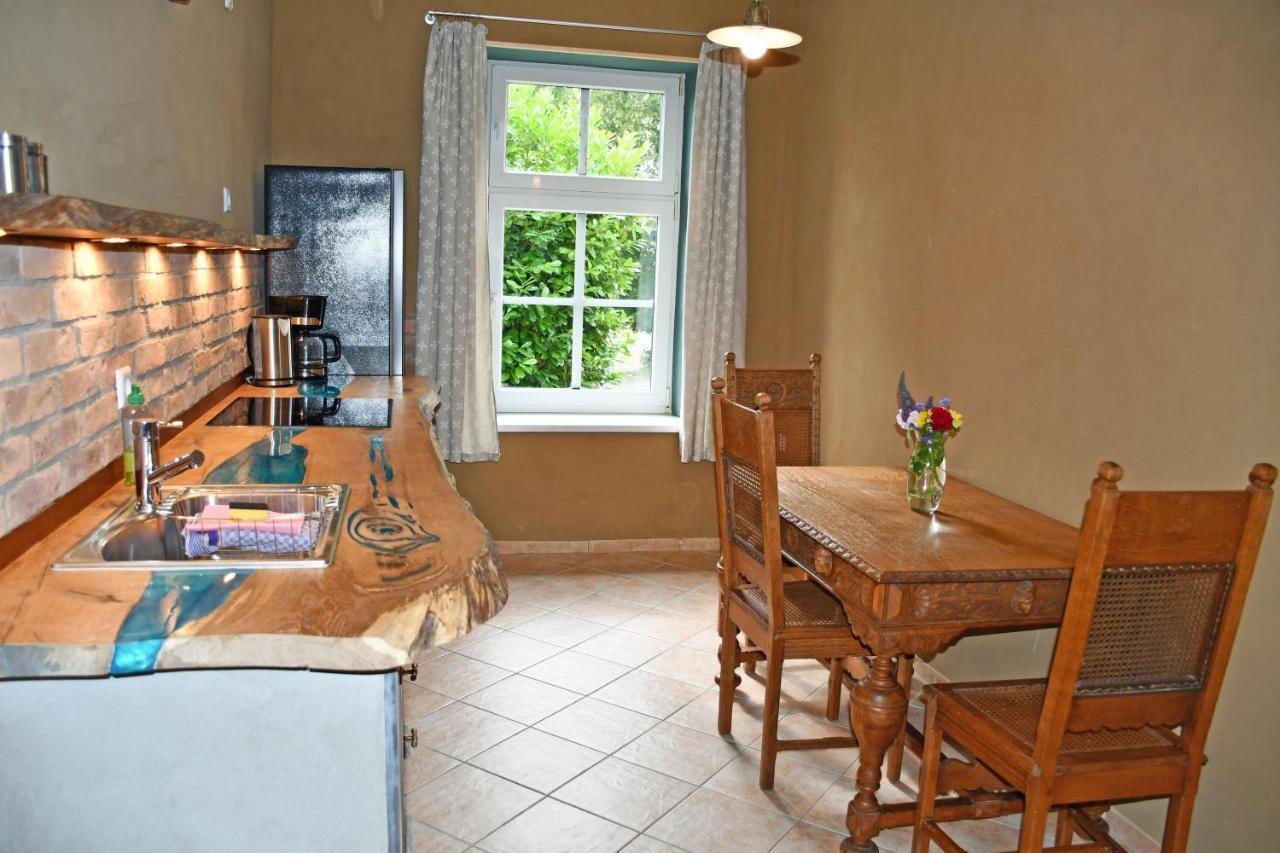 Ferienwohnungen Im Gutshaus Gnies ภายนอก รูปภาพ