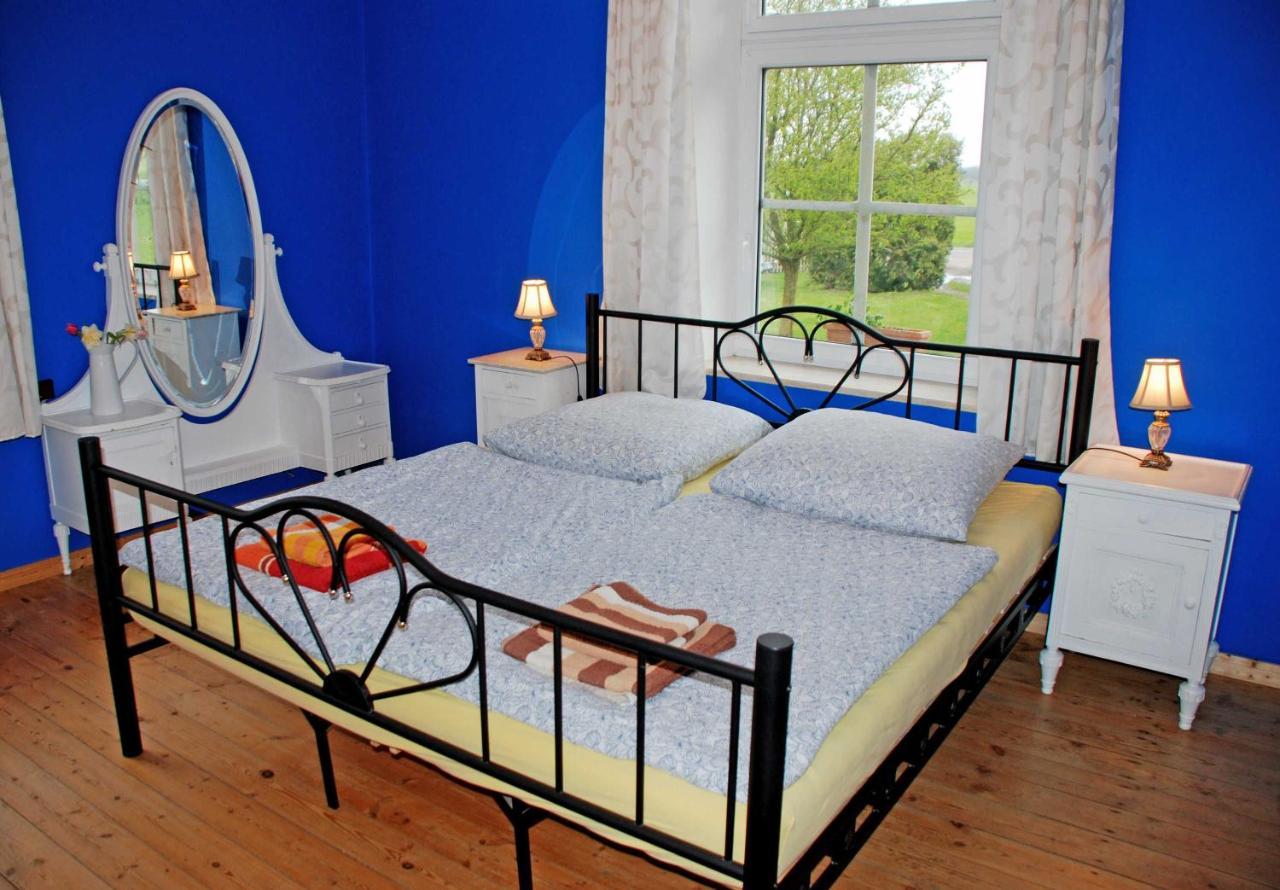 Ferienwohnungen Im Gutshaus Gnies ภายนอก รูปภาพ
