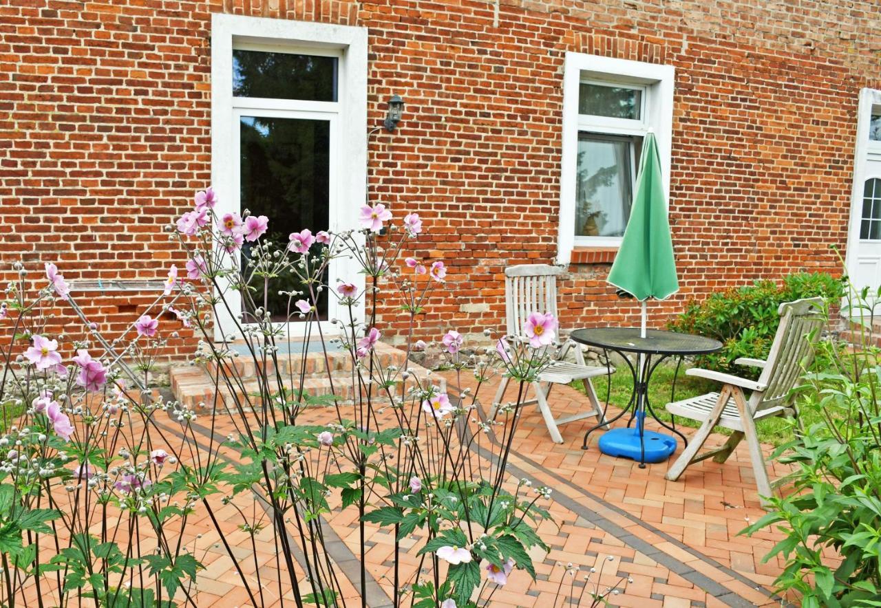 Ferienwohnungen Im Gutshaus Gnies ภายนอก รูปภาพ