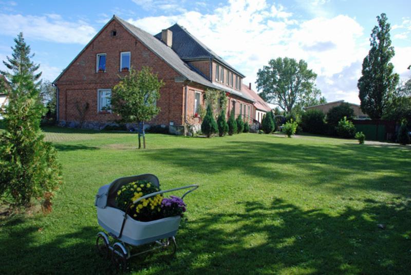 Ferienwohnungen Im Gutshaus Gnies ภายนอก รูปภาพ