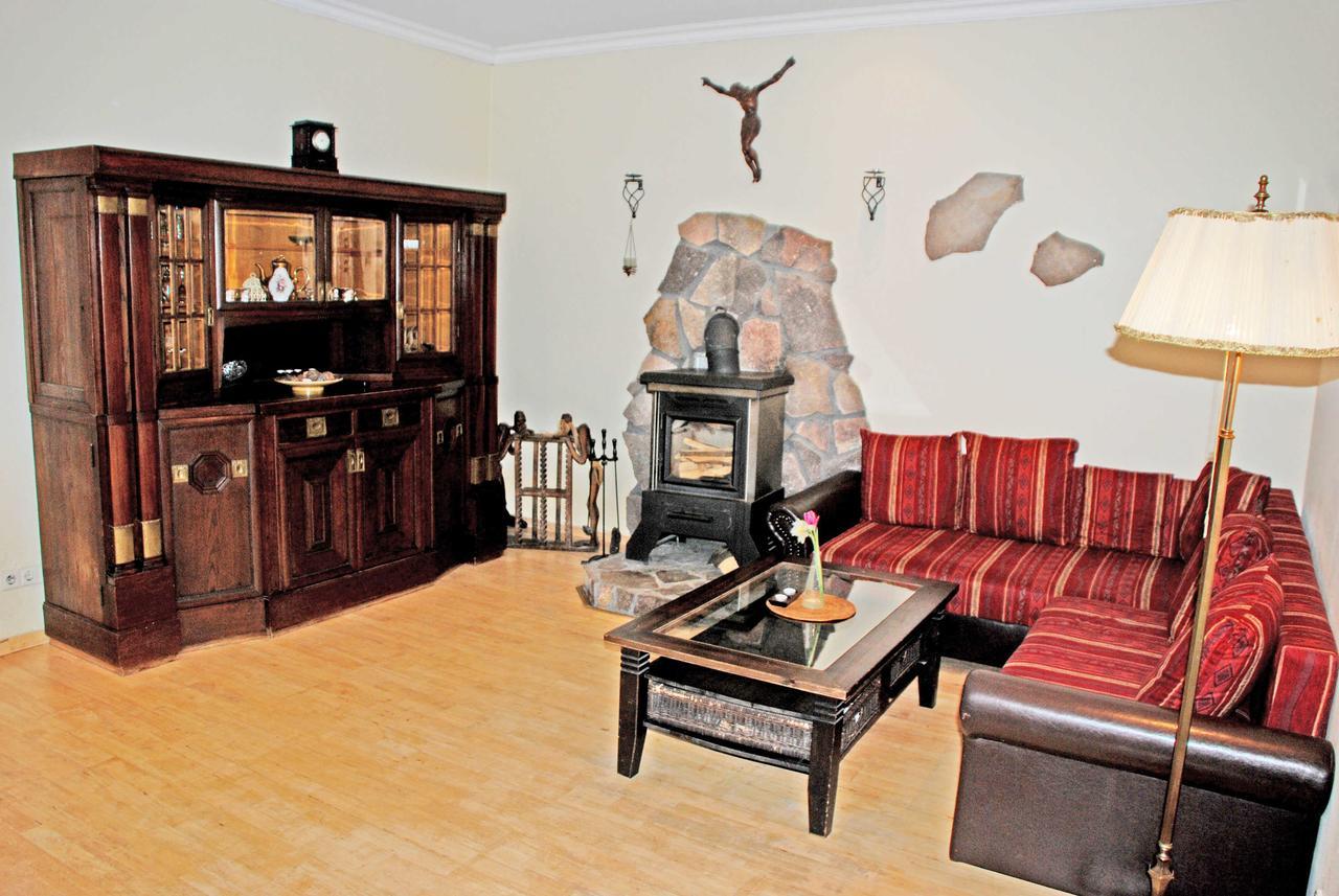 Ferienwohnungen Im Gutshaus Gnies ภายนอก รูปภาพ
