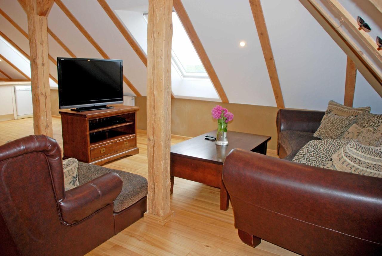 Ferienwohnungen Im Gutshaus Gnies ภายนอก รูปภาพ
