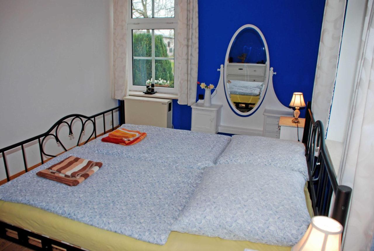 Ferienwohnungen Im Gutshaus Gnies ภายนอก รูปภาพ
